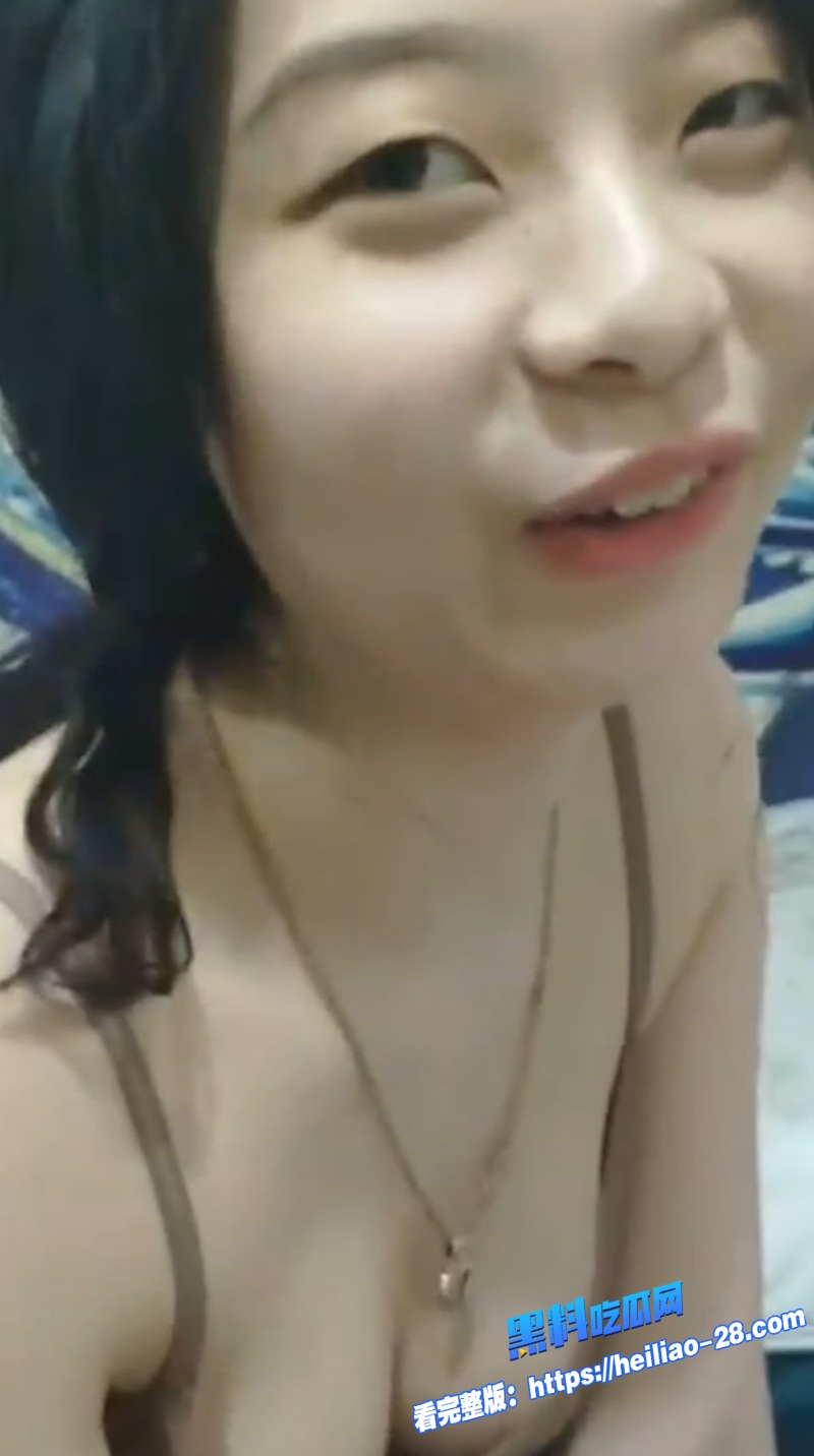 父女乱伦女儿在家写作业穿个吊带晃来晃去爸爸忍不住上手把女儿按在书桌上开干4 父女乱伦女儿在家写作业穿个吊带晃来晃去爸爸忍不住上手把女儿按在书桌上开干4