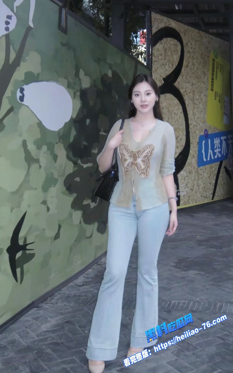 黑丝OL制服女神下班偷情 开裆丝袜直接后入沙发猛干 女上位骑乘观音坐莲图2