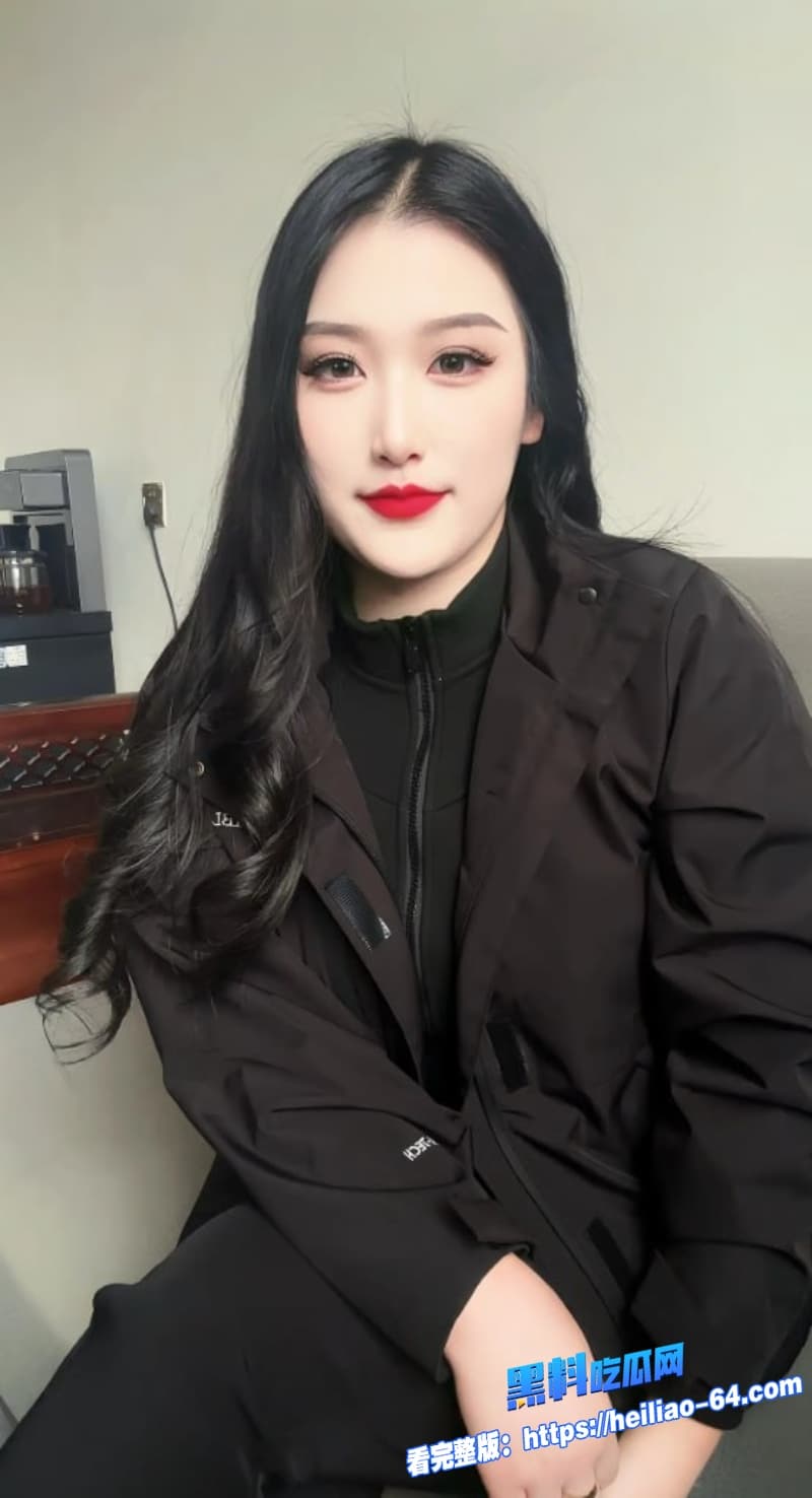 老公亲手把猛男鸡巴塞进老婆骚逼里性感骚货身穿情趣内衣被前后夹击调教1 老公亲手把猛男鸡巴塞进老婆骚逼里性感骚货身穿情趣内衣被前后夹击调教1