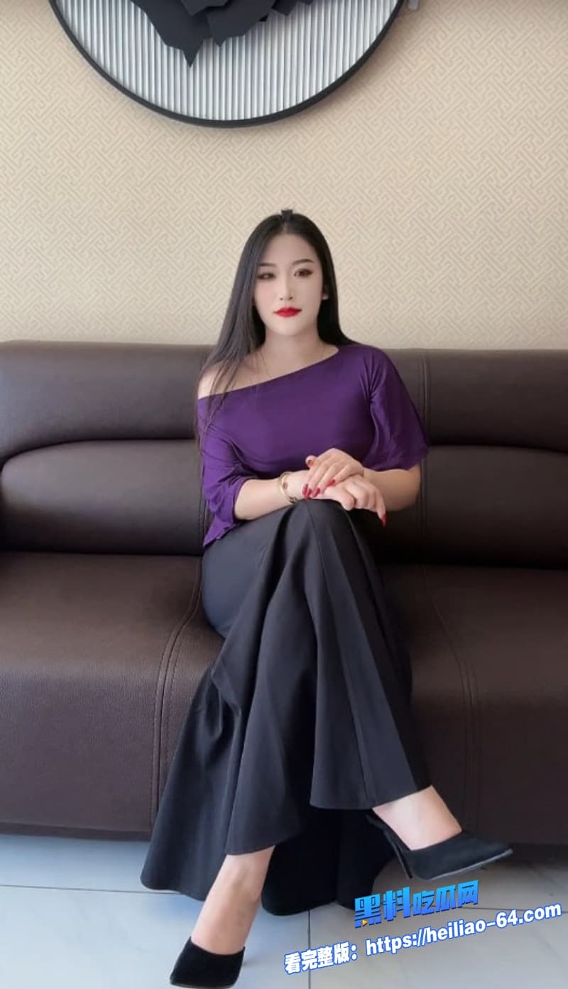 老公亲手把猛男鸡巴塞进老婆骚逼里性感骚货身穿情趣内衣被前后夹击调教2 老公亲手把猛男鸡巴塞进老婆骚逼里性感骚货身穿情趣内衣被前后夹击调教2