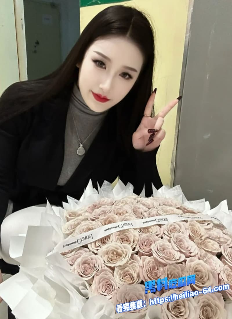 老公亲手把猛男鸡巴塞进老婆骚逼里性感骚货身穿情趣内衣被前后夹击调教3 老公亲手把猛男鸡巴塞进老婆骚逼里性感骚货身穿情趣内衣被前后夹击调教3