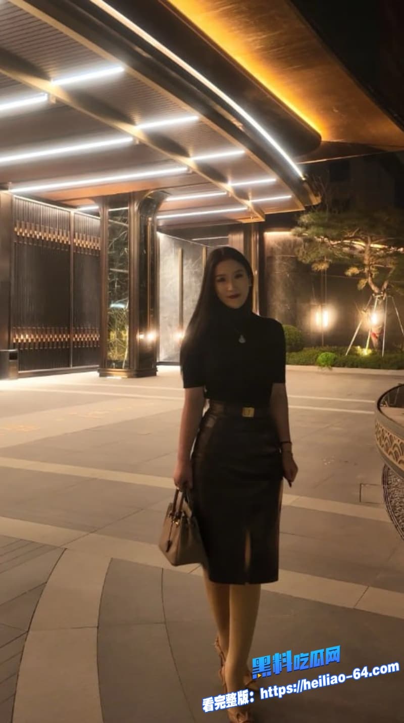 老公亲手把猛男鸡巴塞进老婆骚逼里性感骚货身穿情趣内衣被前后夹击调教4 老公亲手把猛男鸡巴塞进老婆骚逼里性感骚货身穿情趣内衣被前后夹击调教4