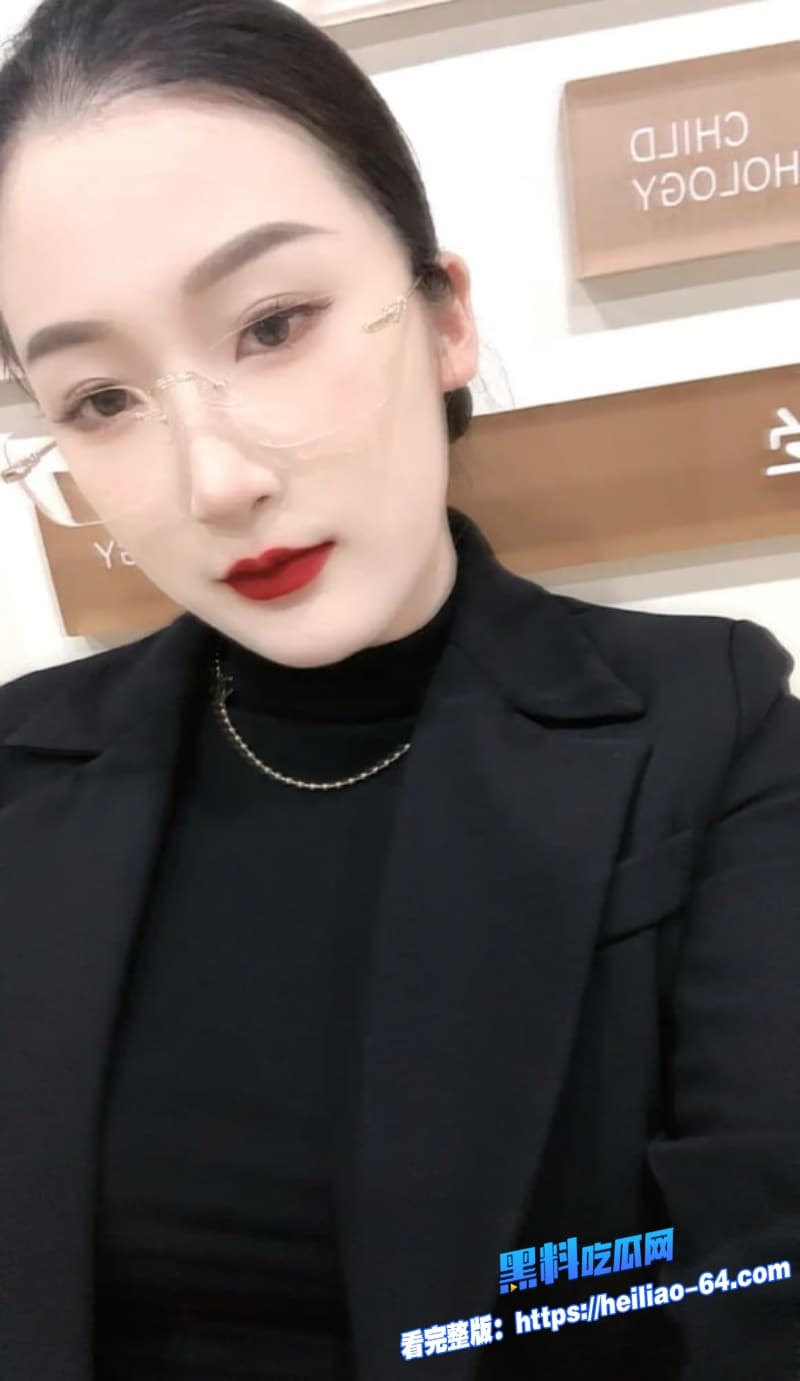 老公亲手把猛男鸡巴塞进老婆骚逼里性感骚货身穿情趣内衣被前后夹击调教5 老公亲手把猛男鸡巴塞进老婆骚逼里性感骚货身穿情趣内衣被前后夹击调教5