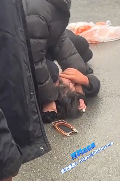 真实捉奸！河北定州 百隆购物商场门口 原配当街抓小三 据说小三只有16岁 好可怜！ 图2