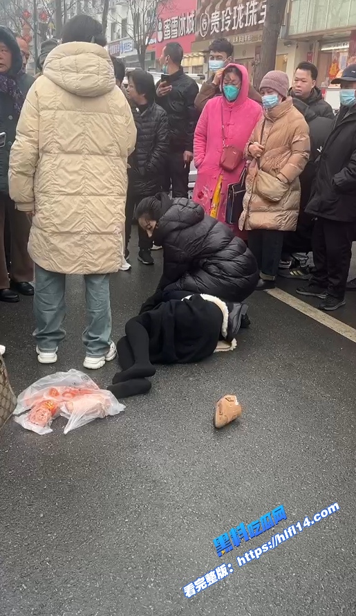 真实捉奸！河北定州 百隆购物商场门口 原配当街抓小三 据说小三只有16岁 好可怜！ 图3