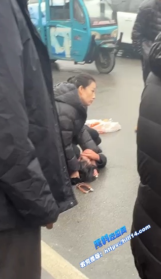 真实捉奸！河北定州 百隆购物商场门口 原配当街抓小三 据说小三只有16岁 好可怜！ 图6