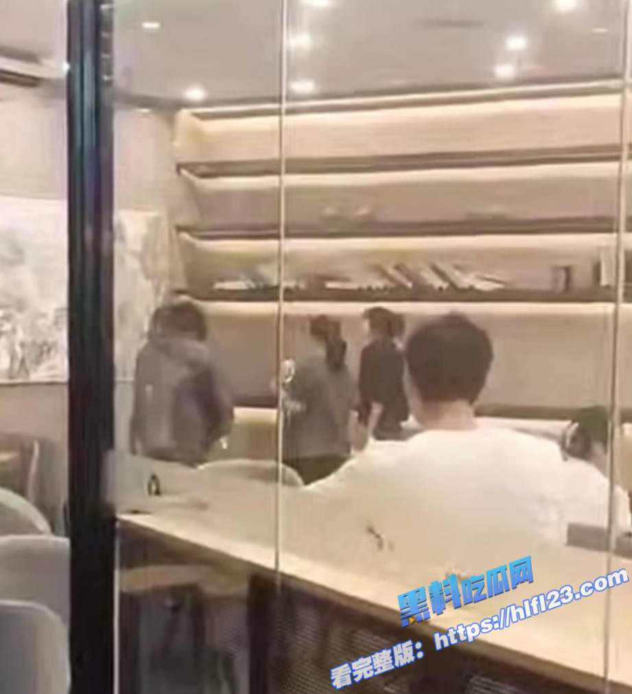 真实捉奸！广东四会瑞幸咖啡店大乱斗 妻子抓夫约会女子 扭打场面失控！2