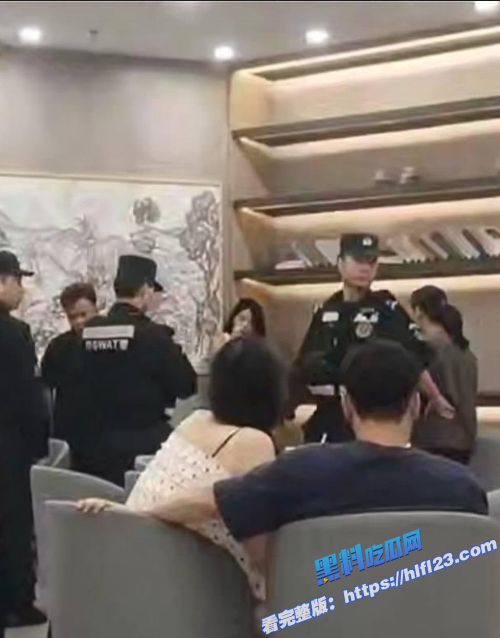 真实捉奸！广东四会瑞幸咖啡店大乱斗 妻子抓夫约会女子 扭打场面失控！5