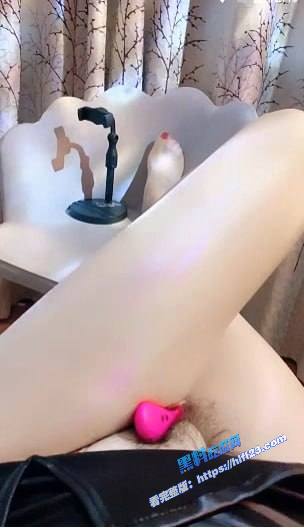 风骚长腿老板娘 鱼鱼腿很长 自慰秀少妇戴上眼镜就是骚！图7