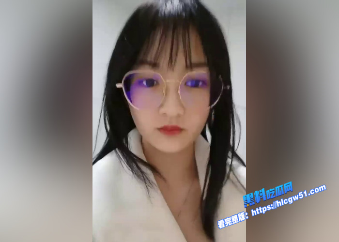 极品反差眼镜妹 在家自拍不雅视频发给网友 皮肤白皙豪华巨乳 蹲在浴室里不停扣逼 骚水直流1