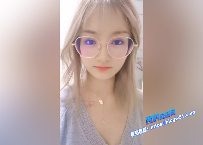 极品反差眼镜妹 在家自拍不雅视频发给网友 皮肤白皙豪华巨乳 蹲在浴室里不停扣逼 骚水直流2