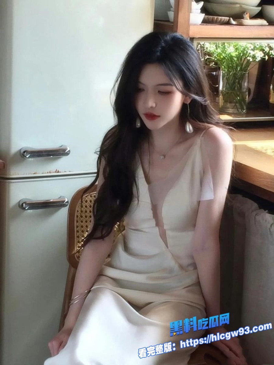 兄妹乱伦禽兽哥哥趁着爸妈不在家厨房强上内射亲妹妹1