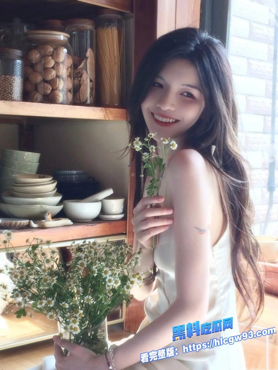 兄妹乱伦禽兽哥哥趁着爸妈不在家厨房强上内射亲妹妹4