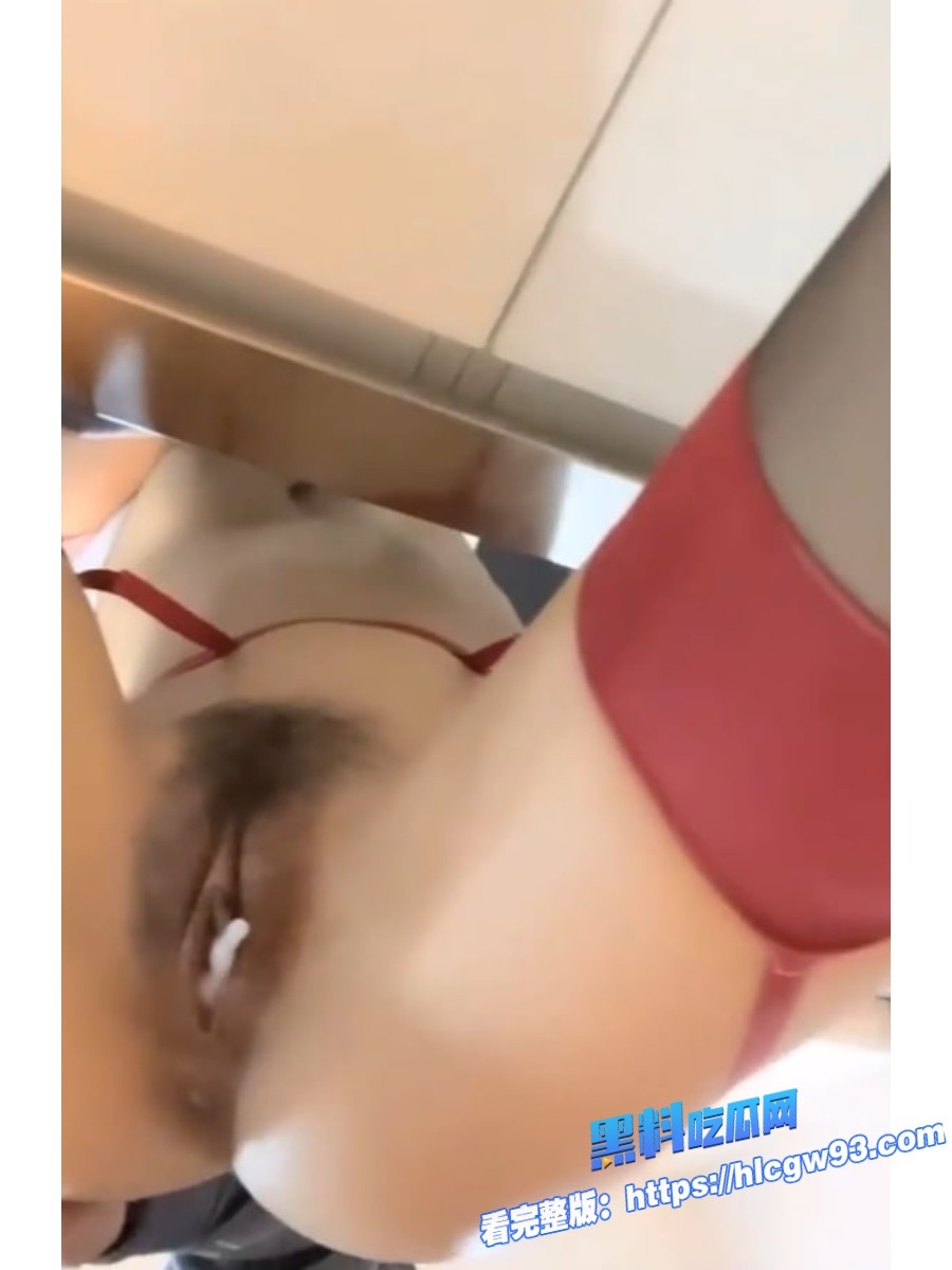 兄妹乱伦禽兽哥哥趁着爸妈不在家厨房强上内射亲妹妹10