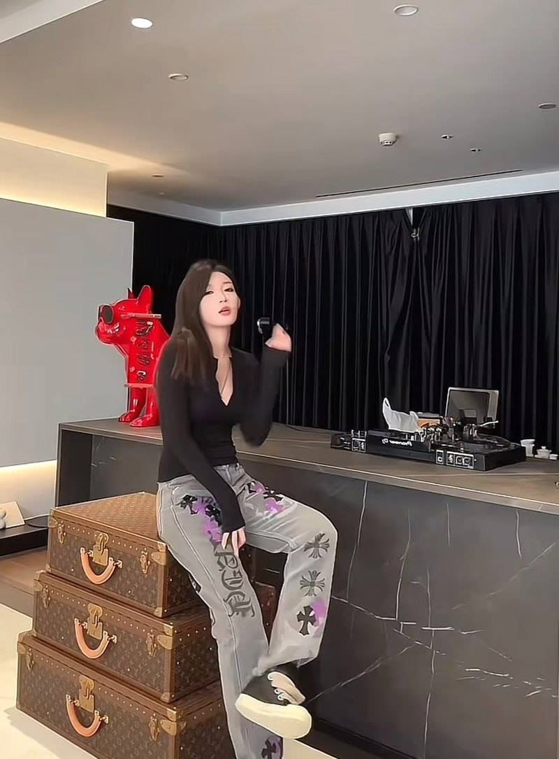 网红小伊伊婚姻崩盘！小鲜肉女闺蜜三亚3P出轨 丈夫头顶青青草原