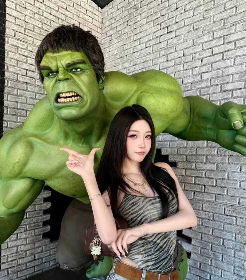 网红小伊伊婚姻崩盘！小鲜肉女闺蜜三亚3P出轨 丈夫头顶青青草原