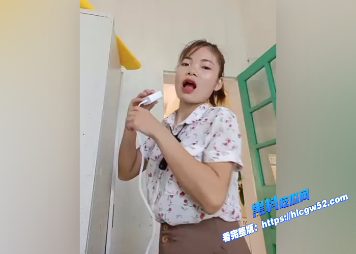 某幼儿园老师带着跳蛋去上课回宿舍脱下裤子拍打肥臀小骚穴被玩的水直冒 图3WH700x500px