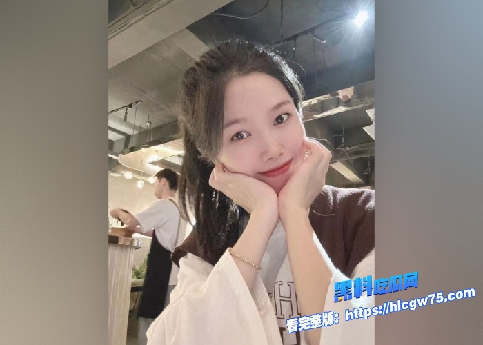 天津清纯女大贪慕虚荣为了买爱马仕下海被金主后入爆操视频流出jk制服肥臀天生炮架圣体 图1