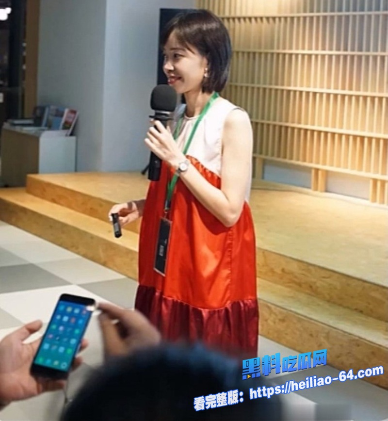 苹果云端突然泄密当当书店高层和林娜教师出轨视频曝光绿帽眼镜老公这下可怜咯3 苹果云端突然泄密当当书店高层和林娜教师出轨视频曝光绿帽眼镜老公这下可怜咯3