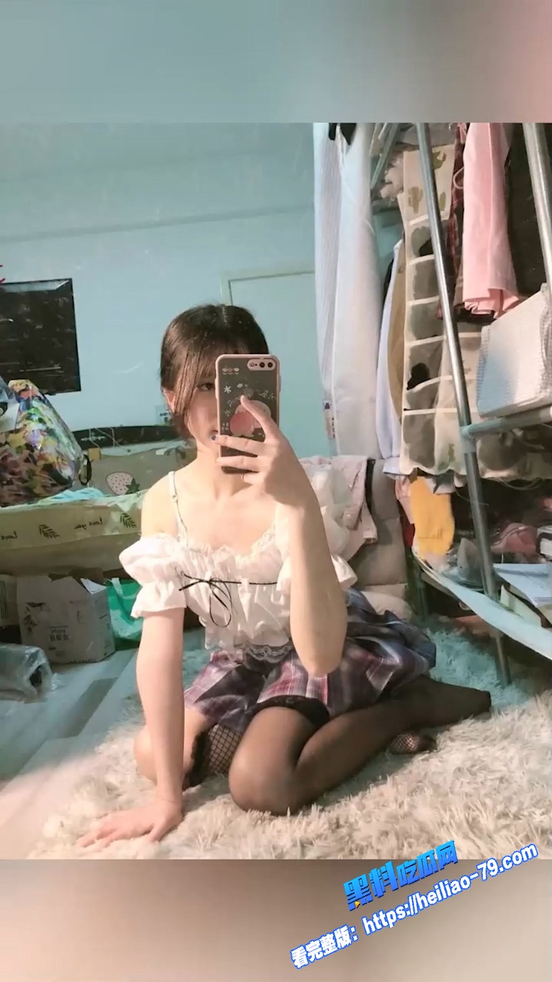 清纯学生妹反差爆棚 表面乖乖女脱光后变骚浪母狗 各种情趣内衣换不停 还撒娇主动求操图18