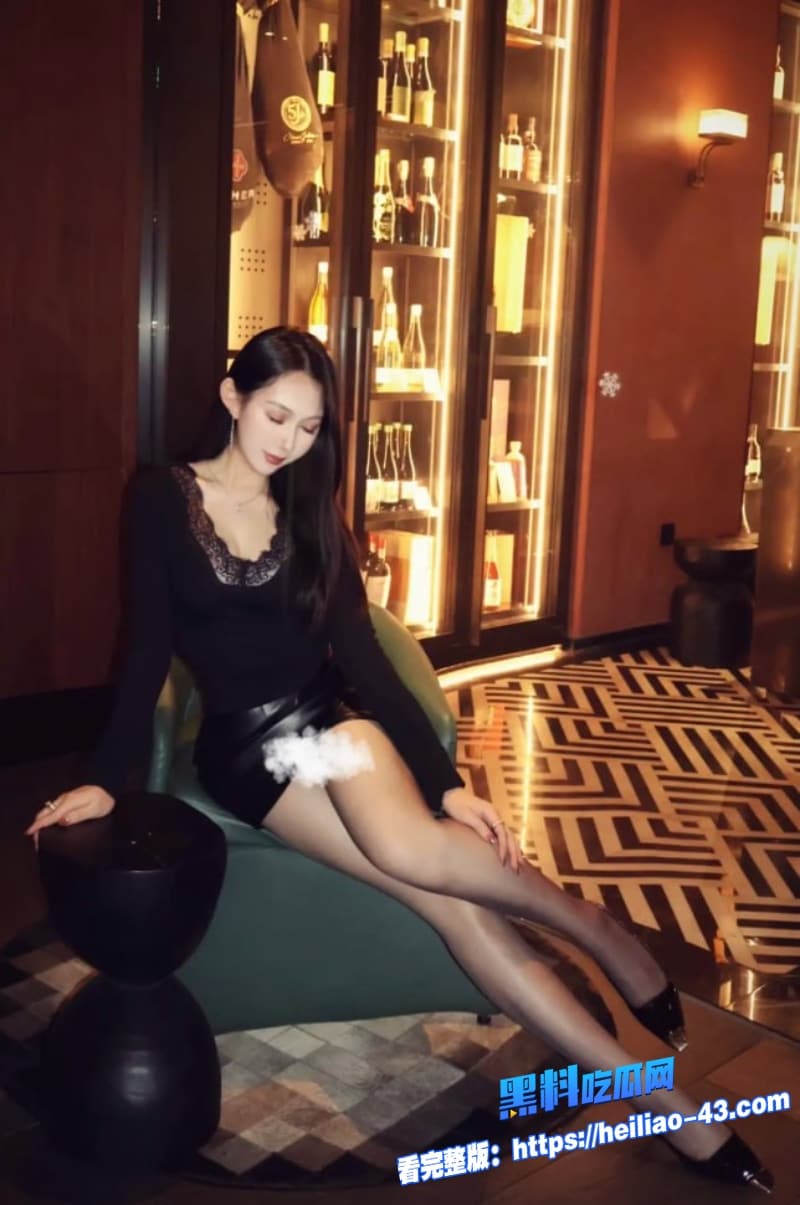 真实叔嫂乱伦趁大哥不在小叔子偷偷与大嫂偷情母狗身穿开裆黑丝被无套操的直接高潮5