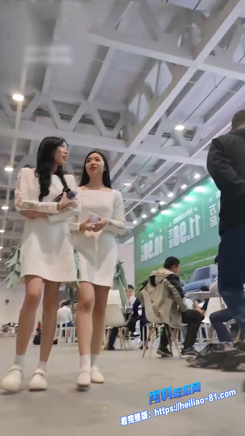 街头偷拍 车展两位高颜值礼仪模特 裙底走光现场曝光 白嫩长腿粉嫩肥臀裙底全露图1