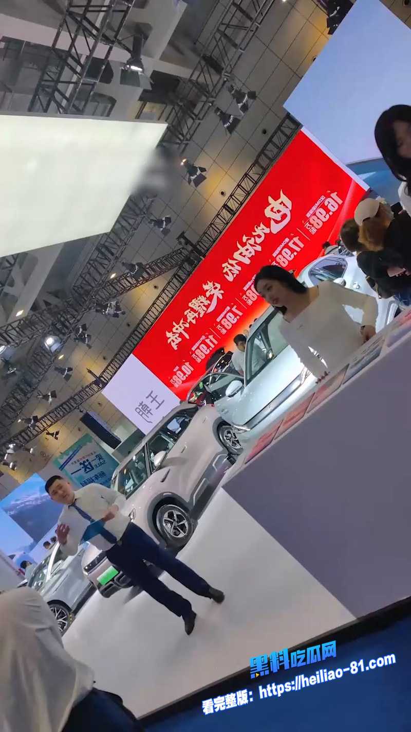 街头偷拍 车展两位高颜值礼仪模特 裙底走光现场曝光 白嫩长腿粉嫩肥臀裙底全露图2