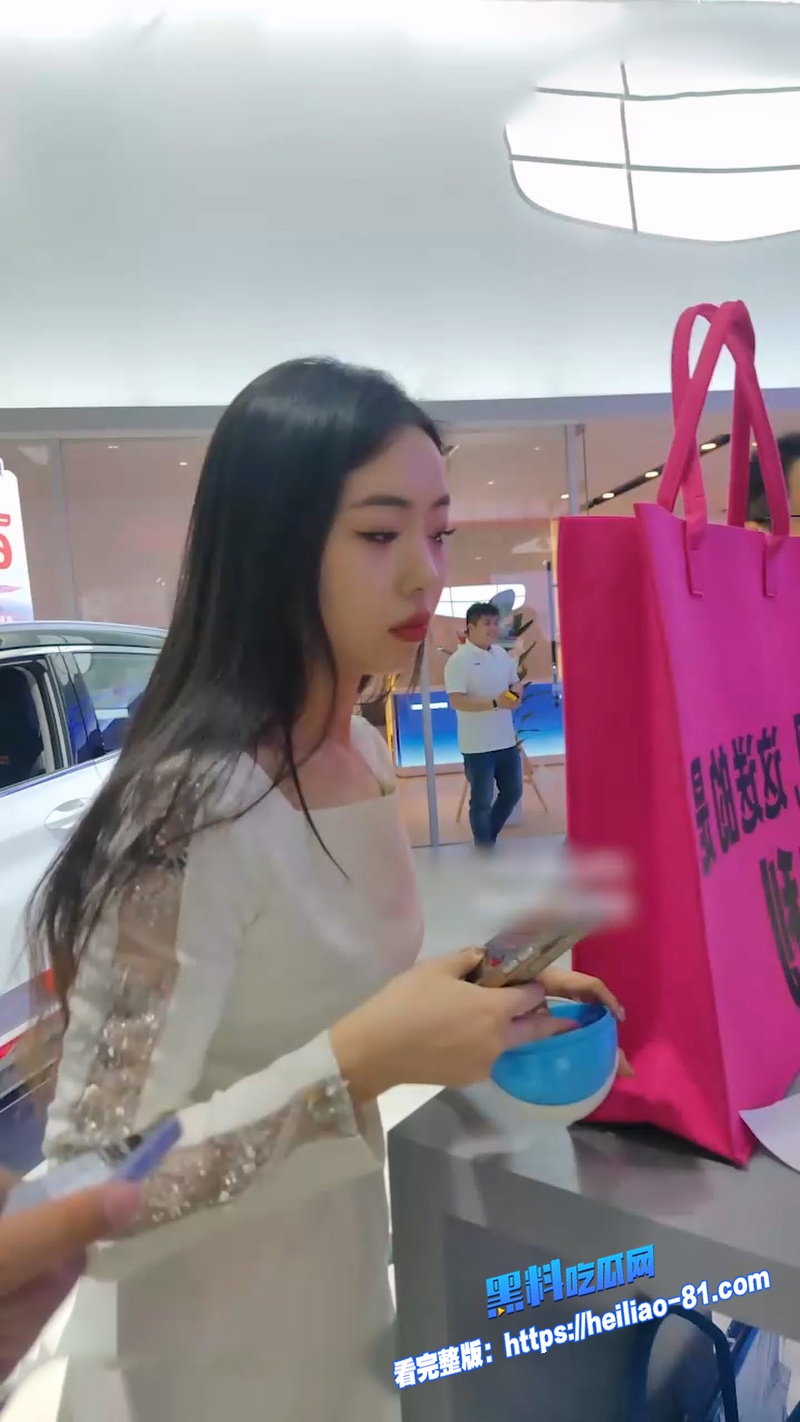 街头偷拍 车展两位高颜值礼仪模特 裙底走光现场曝光 白嫩长腿粉嫩肥臀裙底全露图3