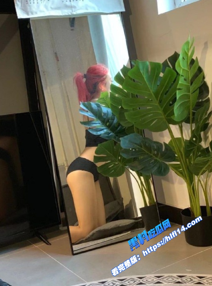 广西精神小妹 吃鸡做爱视频被男友曝光 骚逼粉嫩吃鸡技术一流！ 图2