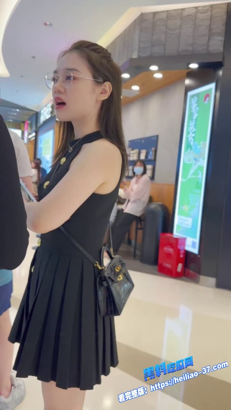 街头偷拍神器炸裂黑色连衣裙短裙美女大腿根全曝光高清抄底直接让人上头到飞起1
