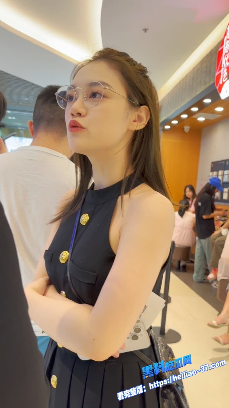 街头偷拍神器炸裂黑色连衣裙短裙美女大腿根全曝光高清抄底直接让人上头到飞起3