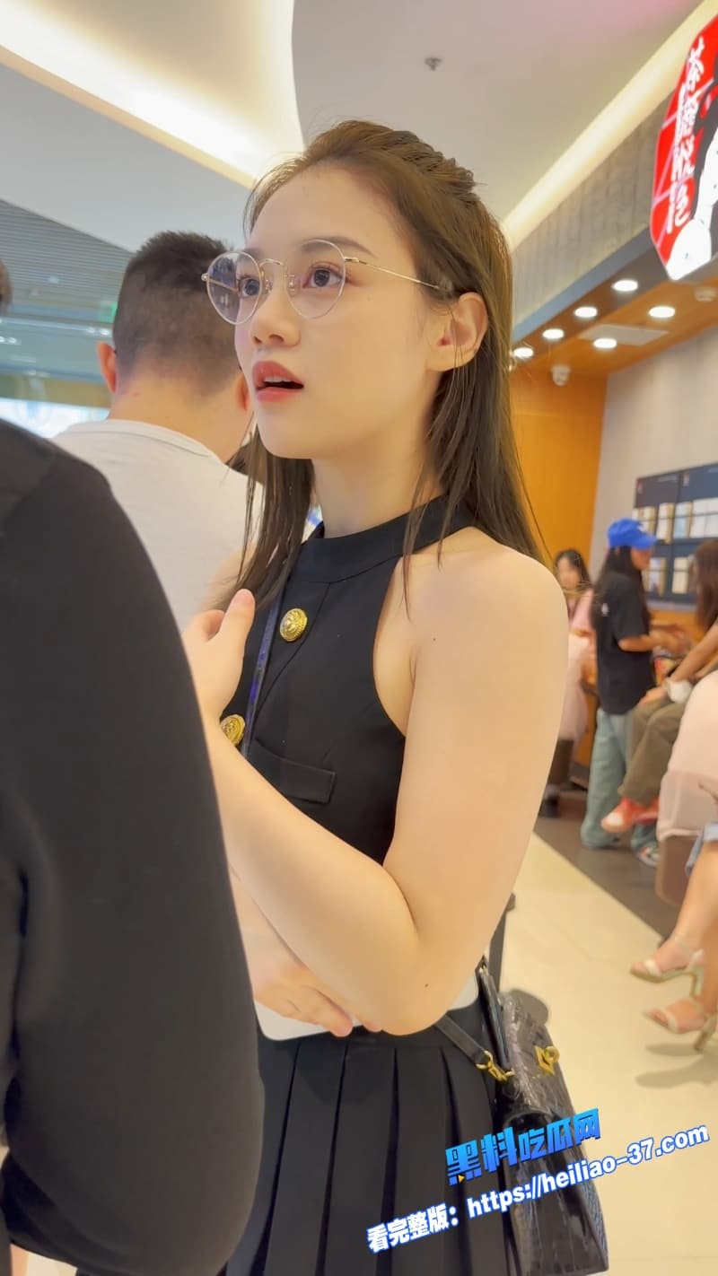 街头偷拍神器炸裂黑色连衣裙短裙美女大腿根全曝光高清抄底直接让人上头到飞起4