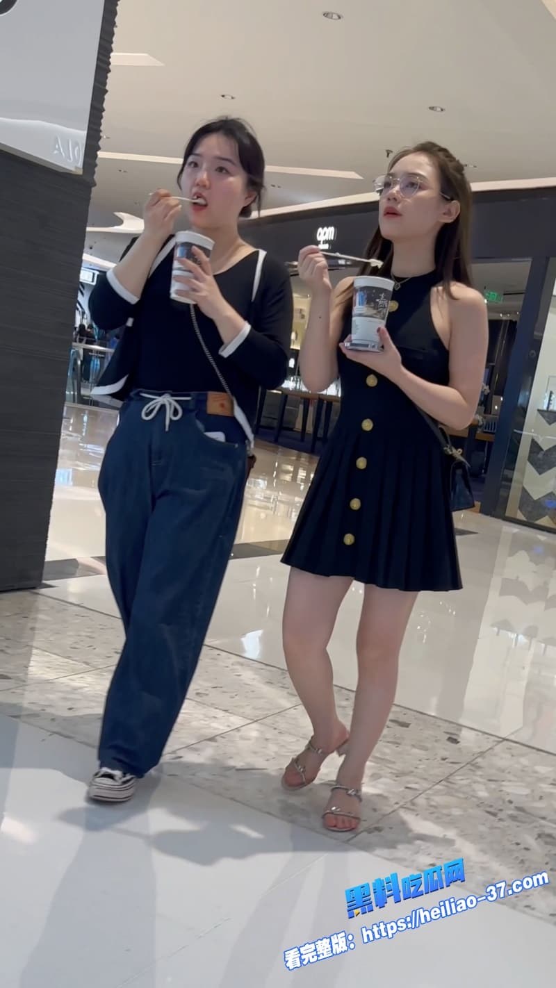 街头偷拍神器炸裂黑色连衣裙短裙美女大腿根全曝光高清抄底直接让人上头到飞起11