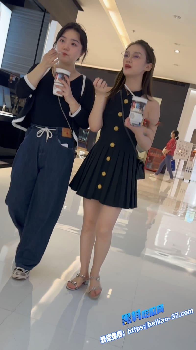 街头偷拍神器炸裂黑色连衣裙短裙美女大腿根全曝光高清抄底直接让人上头到飞起12