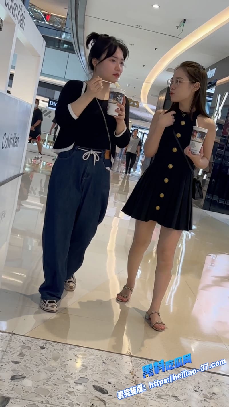 街头偷拍神器炸裂黑色连衣裙短裙美女大腿根全曝光高清抄底直接让人上头到飞起13