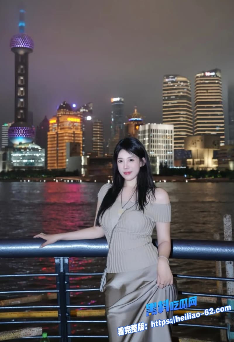 极品身材豹纹侄女天台被叔叔直捅回家继续狂操无套内射黑丝嫩穴1 极品身材豹纹侄女天台被叔叔直捅回家继续狂操无套内射黑丝嫩穴1