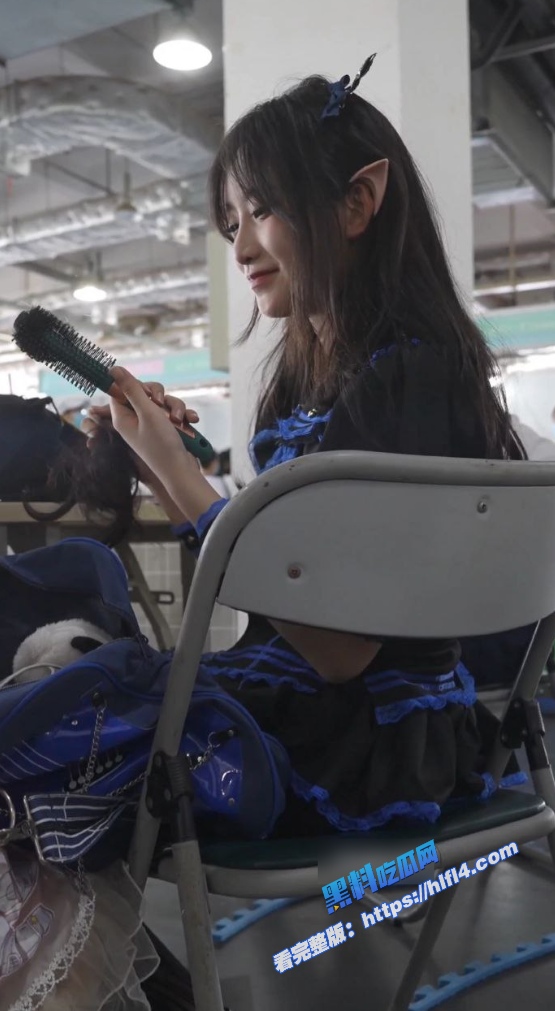 街头抄底偷拍！蓝色偶像服精灵耳美女逛街 上扶梯时被抄底 黑丝花纹袜搭配白色小内裤！ 图1
