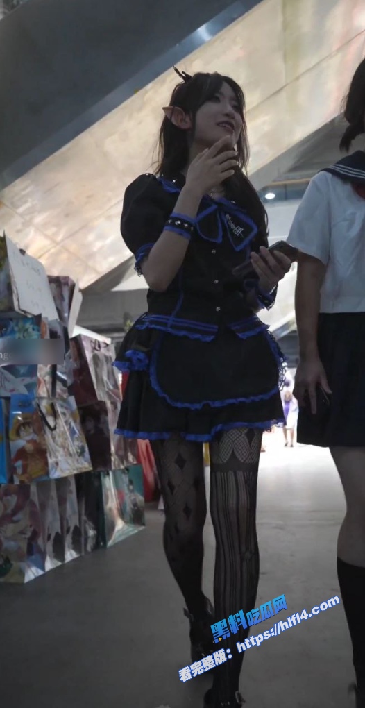 街头抄底偷拍！蓝色偶像服精灵耳美女逛街 上扶梯时被抄底 黑丝花纹袜搭配白色小内裤！ 图2