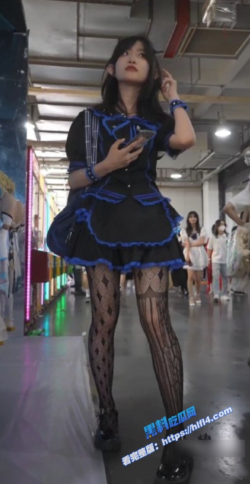 街头抄底偷拍!蓝色偶像服精灵耳美女逛街 上扶梯时被抄底 黑丝花纹袜搭配白色小内裤! 图4 街头抄底偷拍!蓝色偶像服精灵耳美女逛街 上扶梯时被抄底 黑丝花纹袜搭配白色小内裤! 图4