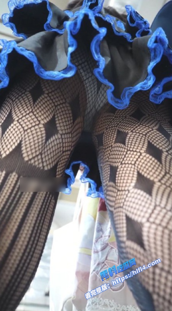 街头抄底偷拍！蓝色偶像服精灵耳美女逛街 上扶梯时被抄底 黑丝花纹袜搭配白色小内裤！ 图7
