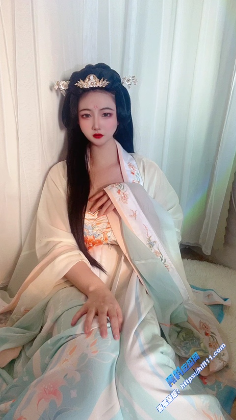 推特古风网红福利姬 年年Nnian 古色仙香美人 酥胸挺拔饱满 跳蛋塞入无毛嫩穴自慰！2
