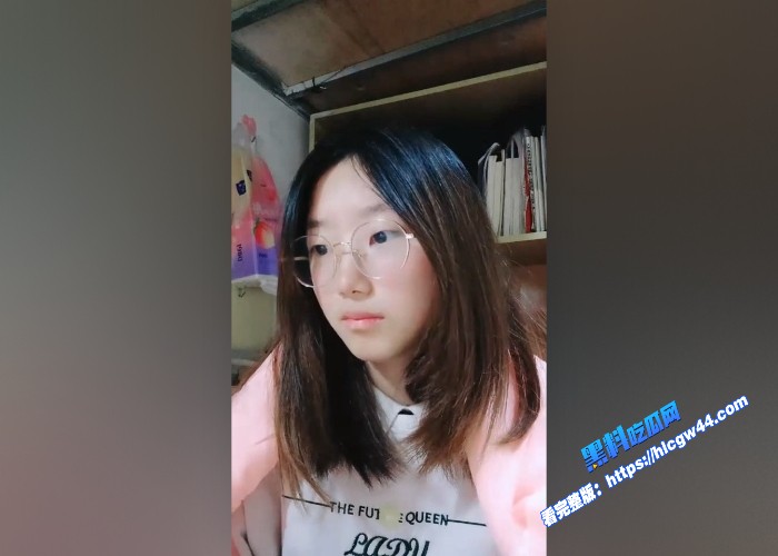 清纯眼镜学生妹安安宝贝外表乖乖女在宿舍三点全露自慰视频不慎流出 图3WH700x500px