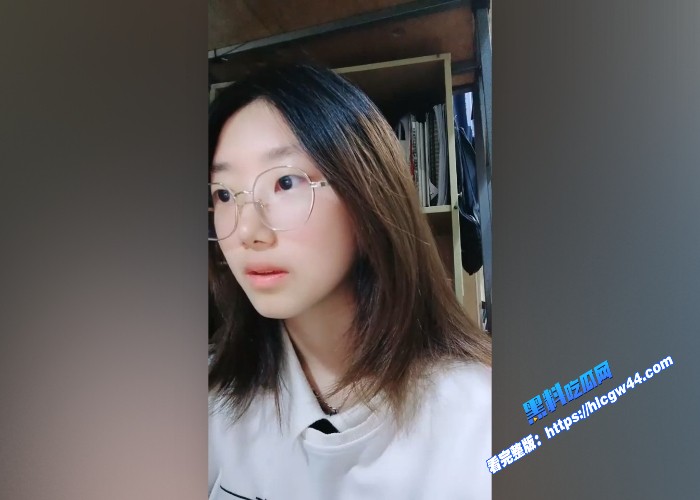 清纯眼镜学生妹安安宝贝外表乖乖女在宿舍三点全露自慰视频不慎流出 图4WH700x500px