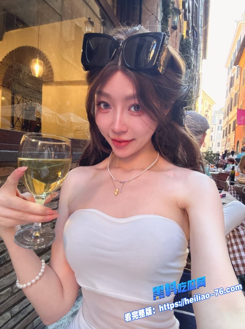 极品性感网红彤彤乖户外全裸扯衣服疯狂自慰扣逼公共场合骚水喷一地看得人直呼过瘾13