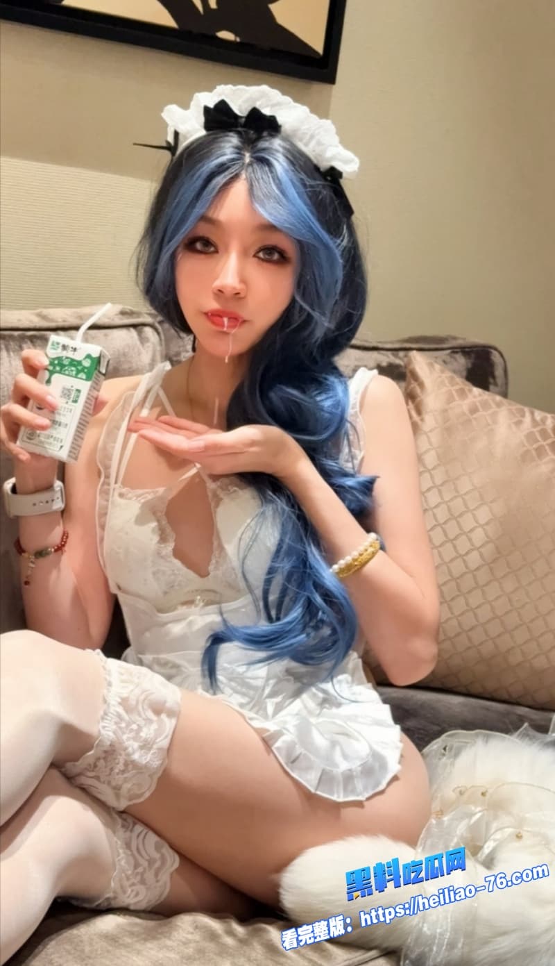 极品性感网红彤彤乖户外全裸扯衣服疯狂自慰扣逼公共场合骚水喷一地看得人直呼过瘾16