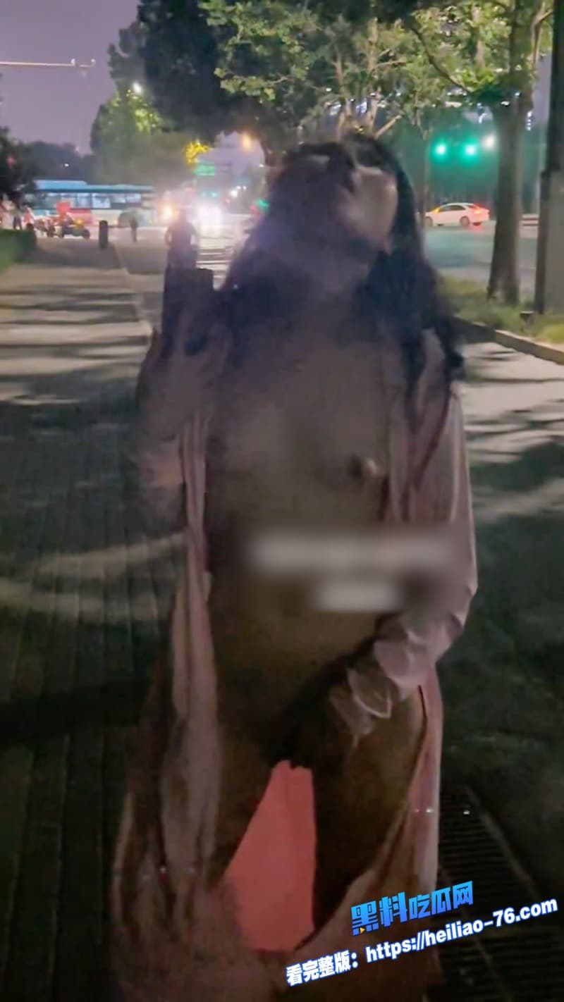 极品性感网红彤彤乖户外全裸扯衣服疯狂自慰扣逼公共场合骚水喷一地看得人直呼过瘾6