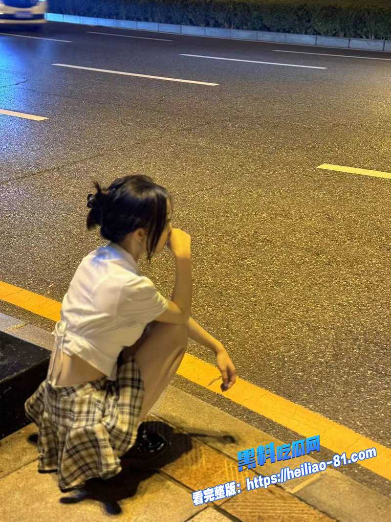 黑丝高跟精神小妹 被猛男按在桌上狂干 肥臀浪叫太欠操 极品肉便器现场直播图7