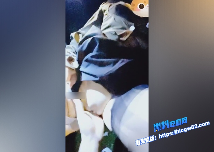 海角乱伦带黑丝表妹去沙滩上看日出不停抚摸表妹身体忍不住带回车里玩车震按倒爆操骚穴表妹淫叫不断 图9WH700x500px