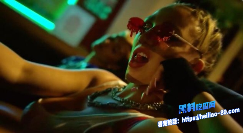 金发大奶辣妈0