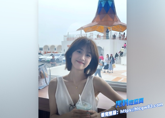 甜妹白嫩学妹 宿舍私拍视频流出 上下铺全裸露脸自慰 一看就是很少被操 奶子小荷才露尖尖角！ 3